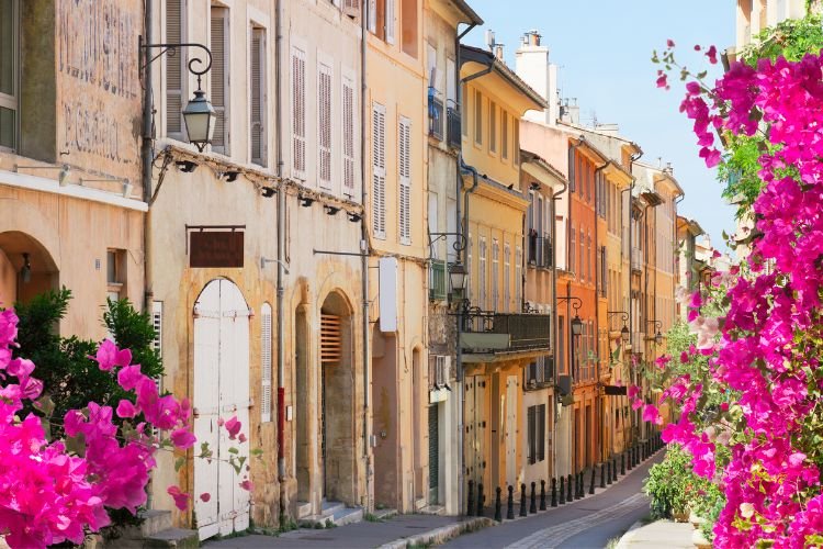 Discuss your property sale in France with a professional real estate advisor to ensure a smooth and successful transaction